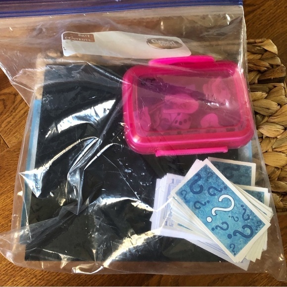 Monopoly Junior Disney Frozen edition board game - Picture 2 of 2